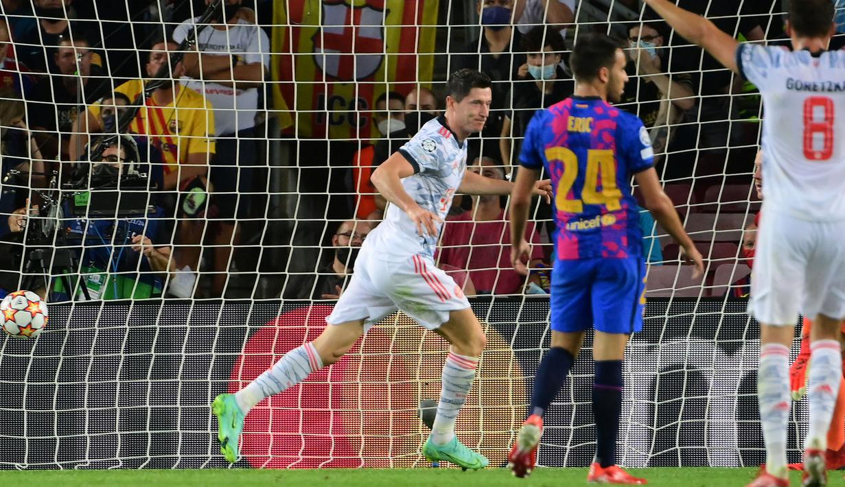 Pada babak kedua, Bayern Munchen sukses memperbesar keunggulan pada menit ke-56. Sepakan Musiala yang membentur tiang gawang, disambut kembali lewat tendangan kaki kiri Robert Lewandowski ke sisi gawang Barcelona yang kosong. (Foto: AFP/Lluis Gene)