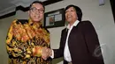 Ketua MPR Zulkili Hasan (kiri) berjabat tangan dengan Duta Besar Kuba untuk Indonesia Enna Viant Valdes di Ruang Pimpinan MPR, Jakarta, Selasa (17/3/2015). Pertemuan tersebut membahas kerja sama kedua belah negara.(Liputan6.com/Andrian M Tunay)