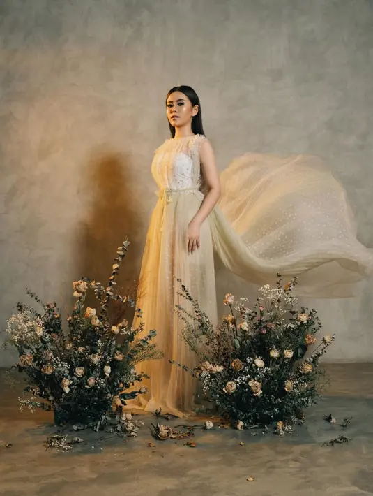Melisa mengenakan gaun berwarna broken white sehingga nampak keemasan ketika tersorot oleh lampu berwarna kuning. Gaun ini pun membuat Melisa nampak bak dewi dari Yunani. (Liputan6.com/IG/winstongomez)