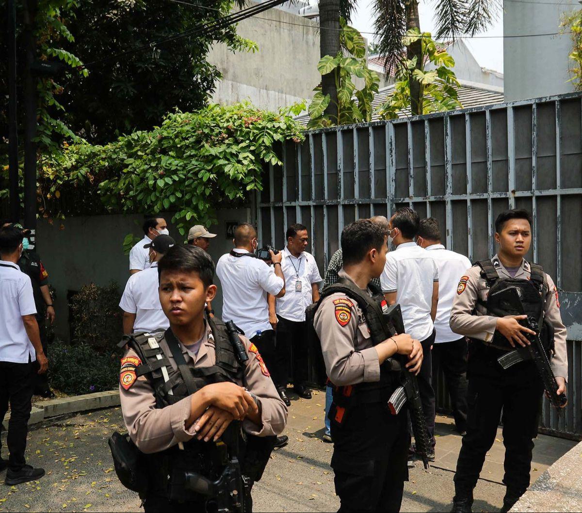 Penyidik Ditreskrimsus Polda Metro Jaya mendatangi rumah Ketua Komisi Pemberantasan Korupsi (KPK) Firli Bahuri di&nbsp;Jalan Kertanegara, Jakarta Selatan, Kamis (26/10/2023).&nbsp;Kedatangan penyidik itu untuk menggeledah kediaman Firli Bahuri.