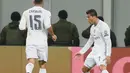 Striker Real Madrid, Cristiano Ronaldo (kanan) merayakan gol yang dicetaknya ke gawang Shakhtar Donetsk dalam laga Grup A Liga Champions di Stadion Lviv Arena, Lviv, Ukraina, Kamis (26/11/2015) dini hari WIB. (EPA/Sergey Dolzhenko)