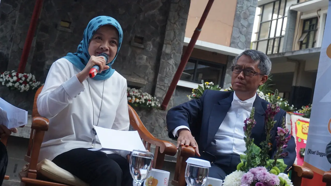 Prof. Rovina dalam diskusi Riung Karsa bertajuk Tantangan Pengobatan TBC pada Selaput Otak