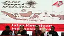Sekjen PDIP Hasto Kristiyanto (kedua kiri) memberikan keterangan pers di Jakarta, Rabu (8/1/2020). PDIP bakal menggelar Rapat Kerja Nasional I sekaligus HUT Ke-47 partai yang dihadiri 4.731 peserta yang berasal dari struktur, legislatif dan eksekutif dari kader partai. (Liputan6.com/Johan Tallo)