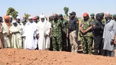 Kepala Staf Angkatan Darat Nigeria Letnan Jenderal Taoreed Lagbaja (tengah) bersama tokoh masyarakat lainnya berdoa di sisi kuburan korban serangan drone tentara yang dimakamkan di Desa Tudun Biri, Kaduna, Nigeria, Selasa, 5 Desember 2023. (AP Photo Kehinde Gbenga)