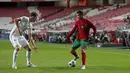 Bek Prancis, Benjamin Pavard berusaha memblokir penyerang Portugal, Cristiano Ronaldo pada babak penyisihan Liga A Grup 3 UEFA Nations League di Estadio da Luz, Lisbon, Minggu (15/11/2020) dinihari WIB. Prancis lolos ke semifinal usai mengalahkan tim kandang Portugal 1-0. (AP Photo/Armando Franca)