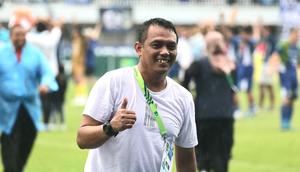Caretaker pelatih PSIM Yogyakarta,&nbsp;Erwan Hendarwanto, berhasil membawa timnya promosi ke Liga 1 musim depan. Kepastian itu didapat setelah PSIM menang 2-1 atas PSPS Pekanbaru pada laga&nbsp;lanjutan Grup X 8 besar Pegadaian Liga 2 2024/2025 di Stadion Mandala Krida, Yogyakarta, Senin (17/02/2025) sore WIB. (Bola.com/Ana Dewi)