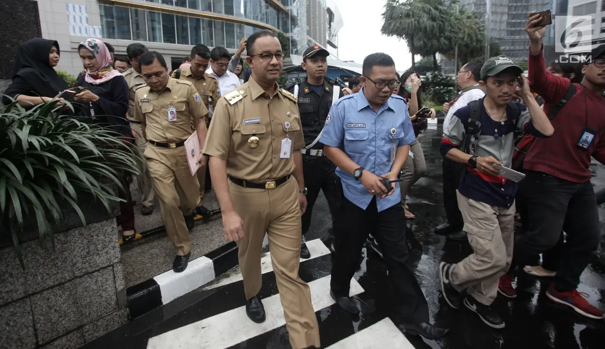 Gubernur DKI Jakarta Anies Baswedan saat meninjau Gedung Bursa Efek Indonesia (BEI), Jakarta, Senin (15/1). Anies mengakui, tim dari Pemprov DKI Jakarta selama ini kesulitan mengaudit seluruh bagian gedung BEI. (Liputan6.com/Arya Manggala)