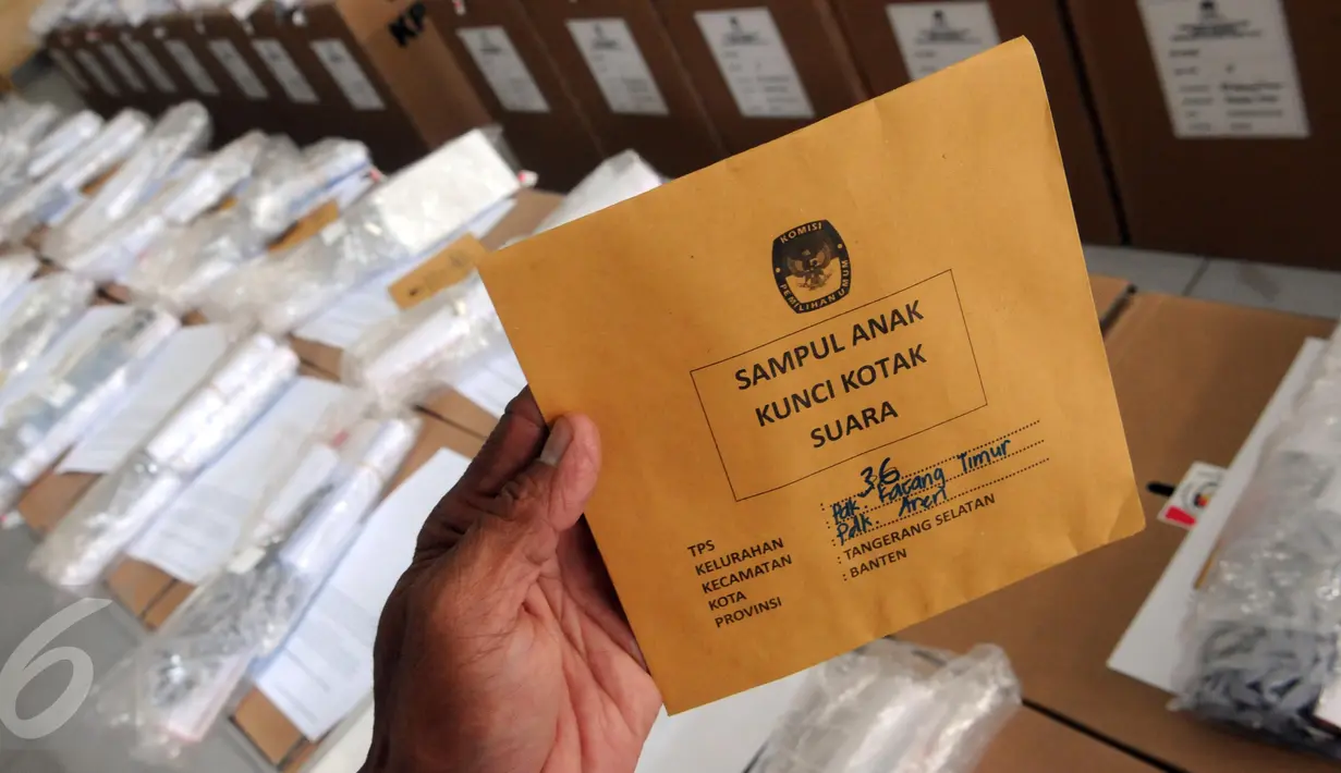 Petugas menunjukkan logistik Pilkada Tangerang Selatan yang akan didistribusikan, di Kelurahan Kebon Kacang Timur, Tangsel, Selasa (8/12). Pemungutan suara Pilkada Tangsel akan digelar melalui 2.245 TPS. (Liputan6.com/Helmi Afandi)