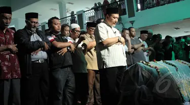 Jenazah komedian Pepeng disalatkan di Masjid Baiturrahman, yang lokasinya tak jauh dari komplek perumahan Bumi Pusaka Cinere, Depok, Jawa Barat, Rabu (6/5/2015). Rencananya Pepeng akan dimakamkan di TPU Jelupang, BSD, Serpong. (Liputan6.com/Helmi Afandi)