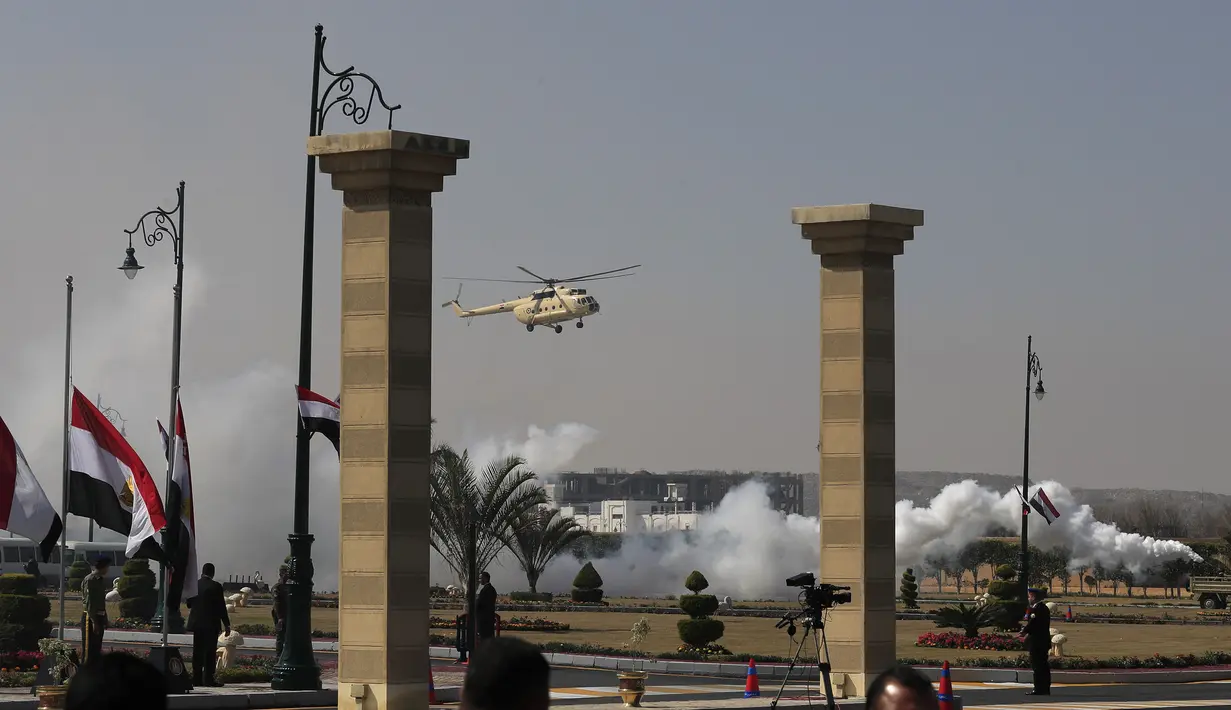 Sebuah helikopter mendarat sebelum upacara pemakaman mantan presiden Hosni Mubarak di Masjid Tantawi, Kairo, Mesir, Rabu (26/2/2020). Upacara pemakaman Mubarak dihadiri tokoh politik pada era kepemimpinannya Mubarak. (Khaled DESOUKI/AFP)