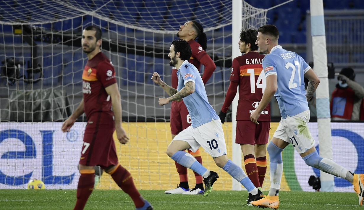 Gelandang Lazio, Luis Alberto (tengah) melakukan selebrasi usai mencetak gol kedua timnya ke gawang AS Roma dalam laga lanjutan Liga Italia Serie A 2020/21 pekan ke-18 di Olympic Stadium, Roma, Jumat (15/1/2021). Lazio menang 3-0 atas AS Roma. (AFP/Filippo Monteforte)