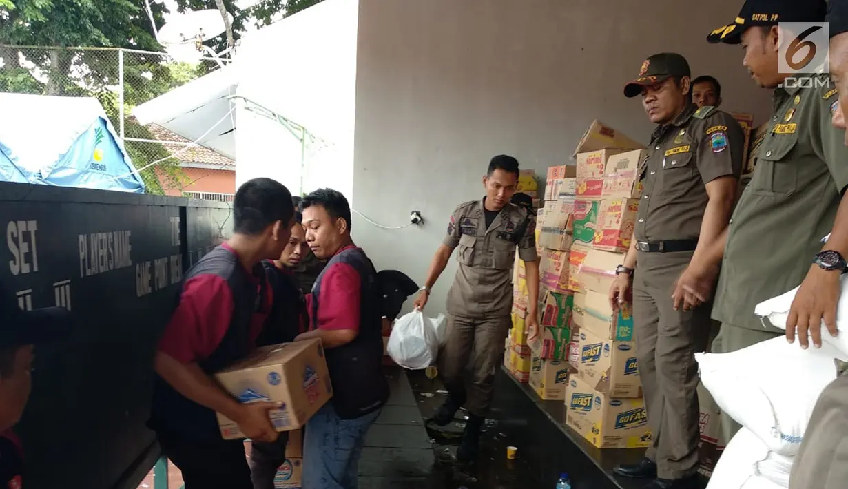 Relawan AGP dibantu petugas Satpol PP menyalurkan bantuan untuk pengungsi imbas tsunami Selat Sunda di Rajabasa, Lampung Selatan, Kamis (27/12). Bantuan logistik ini disalurkan untuk 4.000 pengungsi atau sekitar 500 KK. (Liputan6.com/HO/Rini)