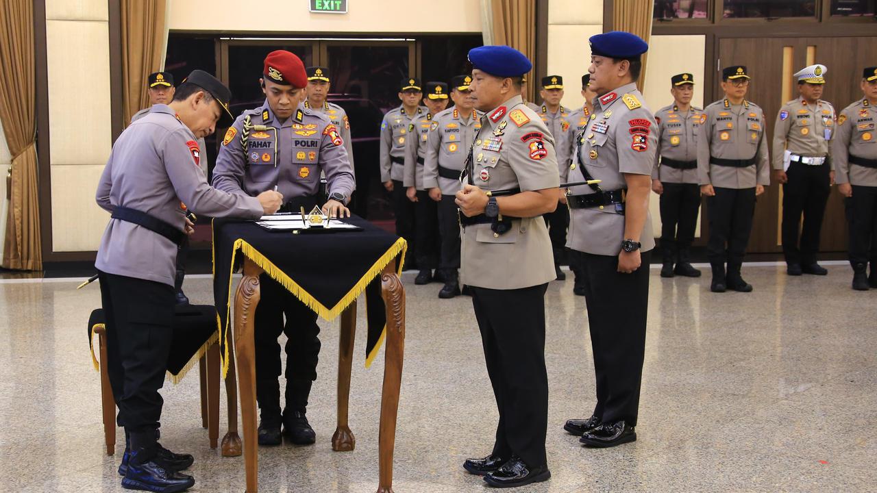 Kapolri Pimpin Sertijab Kabaintelkam dan Dankor Brimob Polri