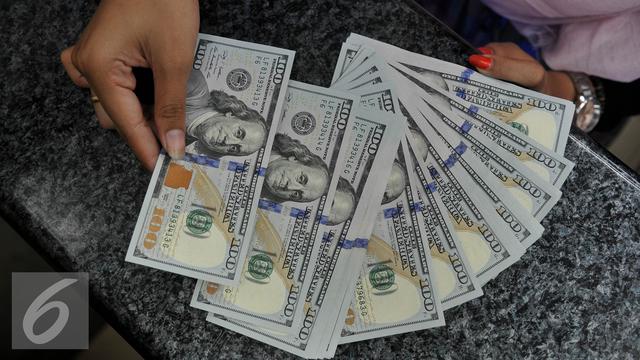 Petugas menghitung uang pecahan US$100  di Jakarta, Senin (24/8/2015). Total utang luar negeri Indonesia pada akhir kuartal III 2021 mencapai USD 423,1 miliar. (Liputan6.com/Johan Tallo)