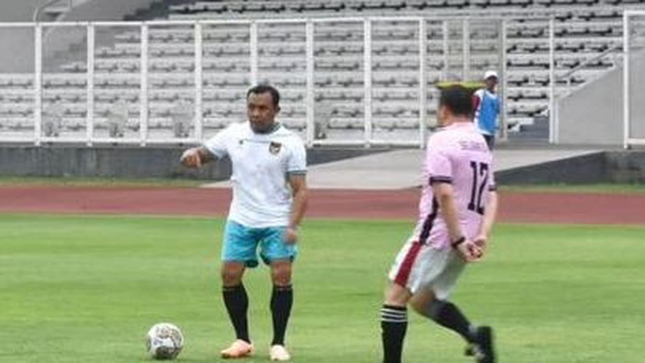 Para anggota TNI-Polri berlaga melawan tim yang beranggotakan Rico Ceper, Cristian Gonzales, Judika, Said, Valentino Jebret, hingga Ben Kasafani.