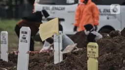 Bendera kuning terlihat di area makam korban Covid-19 di TPU Tegal Alur, Jakarta, Kamis (25/6/2020). Menurut petugas makam TPU Tegal Alur, selama masa PSBB Transisi jumlah pemakaman jenazah dengan protap Covid-19 meningkat dibanding bulan lalu. (merdeka.com/Iqbal S Nugroho)