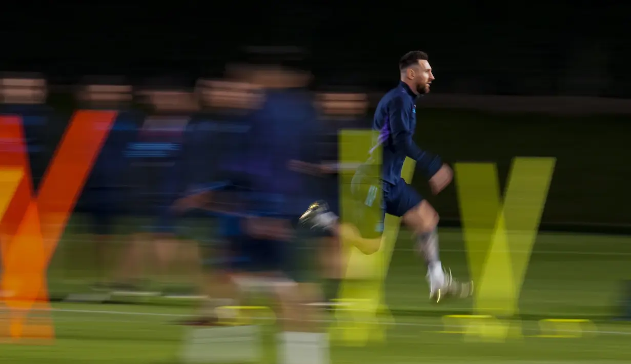 Penyerang Argentina, Lionel Messi melakukan pemanasan saat sesi latihan di Doha, Qatar, Senin, 12 Desember 2022. Argentina akan bertanding melawan Kroasia memperebutkan tiket final Piala Dunia 2022 di Stadion Lusail Iconic Qatar, Rabu (14/12/2022) mulai pukul 02.00 WIB. (AP Photo/Natacha Pisarenko)