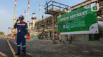 Petugas melakukan pemeriksaaan area kilang yang memproduksi Green Diesel (D100) dan Green Avtur di PT Kilang Pertamina Internasional RU IV Cilacap, Jawa Tengah, Kamis (2/11/2023). (Liputan6.com/Angga Yuniar)
