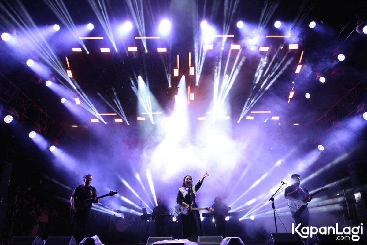 Bernadya Dapat Bunga Dari Penonton KapanLagi Buka Bareng BRI Festival 2025