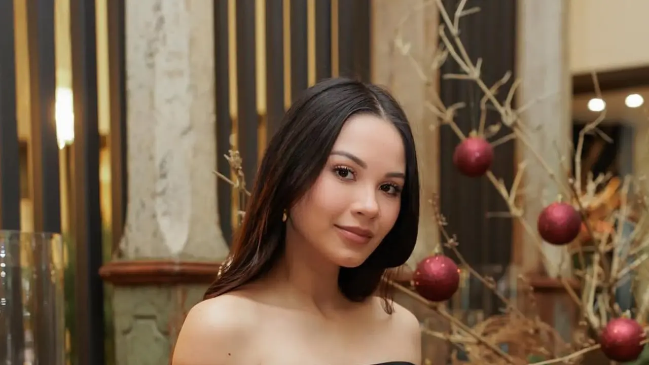 Pesona Alyssa Daguise Kenakan Dress Bodycon perlihatkan baby bump. [@alyssadaguise]
