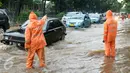 Petugas PPSU Srengseng Sawah melakukan pengaturan kendaraan yang melintas di jalan Lenteng agung, Jakarta, (12/2). Akibat Hujan deras,  jalan Lenteng Agung tepat di depan Universitas Pancasila  tergenang banjir hingga 50 cm. (Liputan6.com/Yoppy Renato)