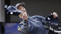 Pebalap Red Bull, Daniel Ricciardo, mengaku sempat tergoda mengisi satu kursi Mercedes yang sempat lowong setelah Nico Rosberg pensiun. (Bola.com/Twitter/redbullracing)