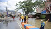 Akses Jalan Raya KH Hasyim Hasyari yang menghubungkan Kota Tangerang menuju DKI Jakarta sudah bisa dilewati usai sempat terputus karena terendam banjir. (Liputan6.com/Pramita Tristiawati)