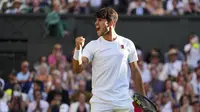 Carlos Alcaraz merayakan kemenangan setelah mengalahkan Cameron Norrie dalam laga perempat final tunggal putra Kejuaraan Tenis Wimbledon di London, 8 Juli 2025. (AP Photo/Kirsty Wigglesworth)