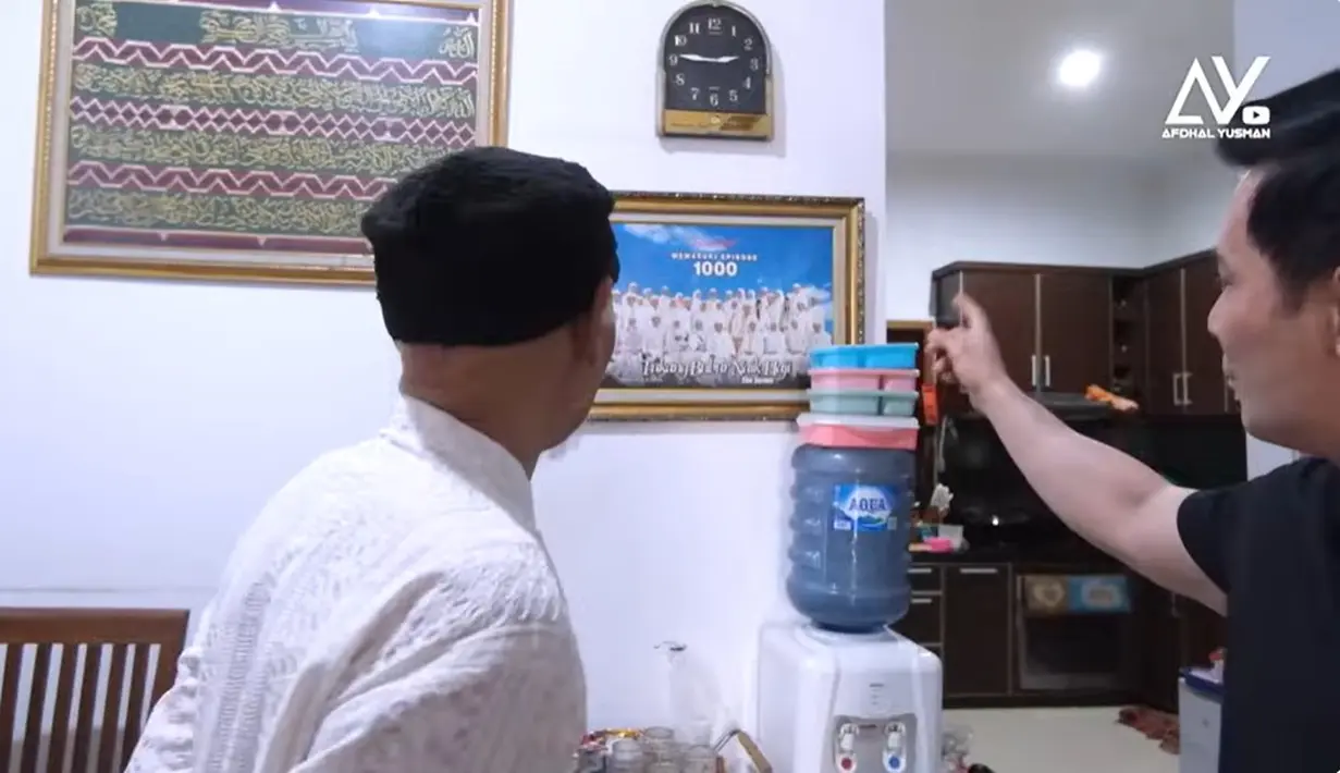 Di belakang Winky berdiri merupakan ruang makan. Di ruang ini juga banyak poster, ada beberapa diantaranya mendapat kiriman dari penggemar. Termasuk film pertamanya Jampang II yang dibintangi Berry Prima. Afdal menunjuk foto dalam bingkai bersama pemain sinetron TBNH. "Inilah hasilnya rumah saya," kata Wingky. [Youtube/Afdhal Yusman]