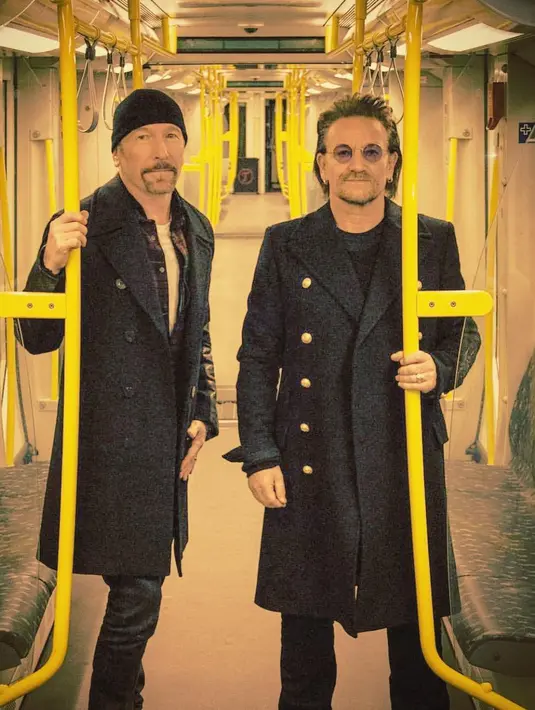 Hal ini terjadi dengan masyarakat di Jerman, sedang berada di keramaian tiba-tiba dikejutkan dengan kehadiran U2. Band kelas dunia itu ngamen di salah satu staiun kereta bawah tanah (subway) di Jerman. (Instagram/esprit_u2com)