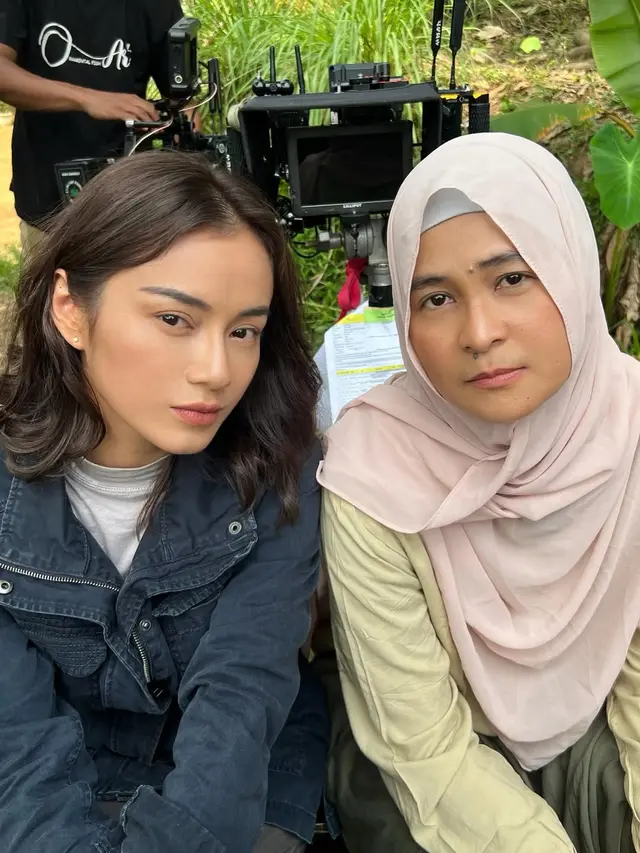Dara dan Mita The Virgin di lokasi syuting film Tanah Sengketa. (Foto: Dok. Instagram @darathevirgin)