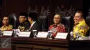 Ketua MPR Zulkifli Hasan (kedua kanan) dan Gubernur Bengkulu Ridwan Mukti (kanan) tersenyum saat menghadiri  Sosialisasi 4 Pilar MPR di Nusantara V, Kompleks Parlemen, Senayan, Jakarta, Senin (6/3). (Liputan6.com/Johan Tallo)
