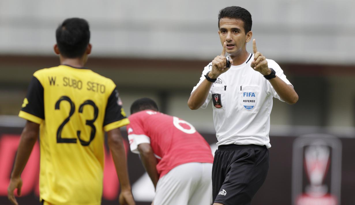 Wasit Thoriq Alkatiri saat memimpin pertandingan Bhayangkara FC melawan Semen Padang pada laga Piala Presiden 2019 di Stadion Patriot, Jawa Barat, Minggu (3/3). Thoriq adalah salah satu wasit Indonesia yang berlisensi FIFA. (Bola.com/M Iqbal Ichsan)