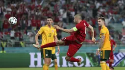 Penyerang Turki, Burak Yilmaz melakukan tembakan saat bertanding melawan Wales pada 
pertandingan grup A Euro 2020 di Stadion Olimpiade Baku di Baku, Rabu (16/6/2021). Sementara Turki wajib mengalahkan Swiss untuk menjaga peluang masuk 16 besar Piala Eropa 2020. (Naomi Baker/Pool via AP)