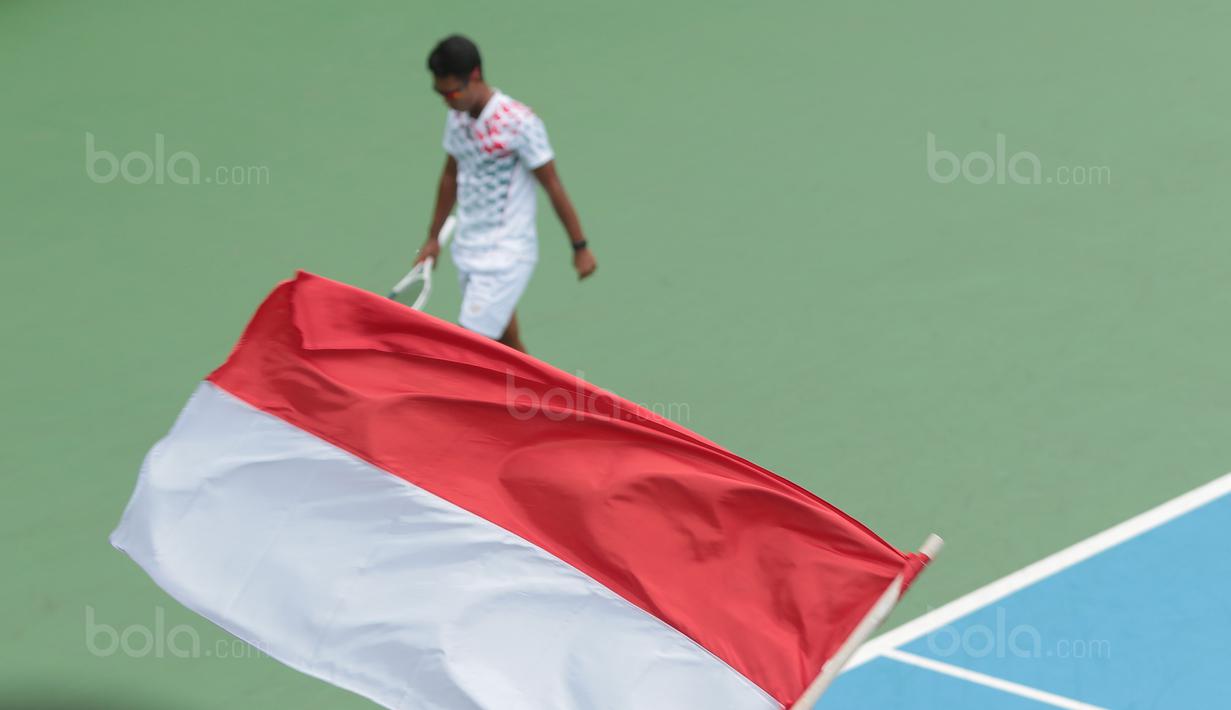 Dukungan suporter untuk petenis Indonesia, Althaf Dhaifullah saat melawan petenis Fiipina Davis 2018 grup dua Asia/Oceania di Senayan, Jakarta, Sabtu (3/2/2018). Indonesia berebut satu tiket  ke babak kedua dengan Filipina. (Bola.com/Nick Hanoatubun)