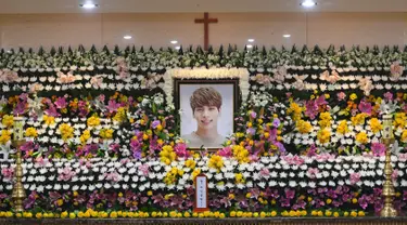 Foto Jonghyun SHINee terpampang di tengah rumah duka tempat jenazahnya disemayamkan di Seoul Asan Hospital, Korea Selatan, Selasa (19/12). Jonghyun SHINee  akan dimakamkan pada Kamis (21/12) mendatang, pukul 09.00 waktu setempat. (CHOI Hyuk/pool/AFP)