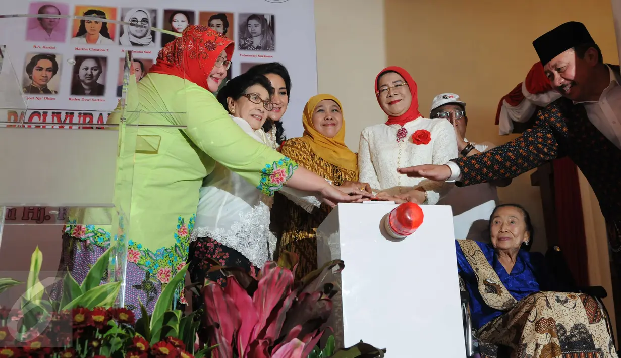 Menteri Sosial Khofifah Indar Parawansa menekan tombol meresmikan 1000 cap tangan wanita pejuang 45 di gedung Joang, Jakarta, Jumat (15/12). 1000 cap telapak tangan tersebut dipamerkan untuk mengenang para wanita pejuang 45. (Liputan6.com/Helmi Afandi)