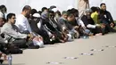 Umat muslim menghadiri pelaksanaan salat Jumat di Hagley Park, Kota Christchurch, Selandia Baru, Jumat (22/3). Salat Jumat digelar di seberang Masjid Al Noor yang menjadi salah satu lokasi insiden teror pada 15 Maret lalu. (Marty MELVILLE / AFP)
