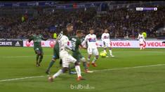 Mantan bek Arsenal, Mathieu Debuchy mencetak gol telat untuk membuat St Etienne memaksa hasil imbang 1-1 kontra Lyon. Mariano Diaz...