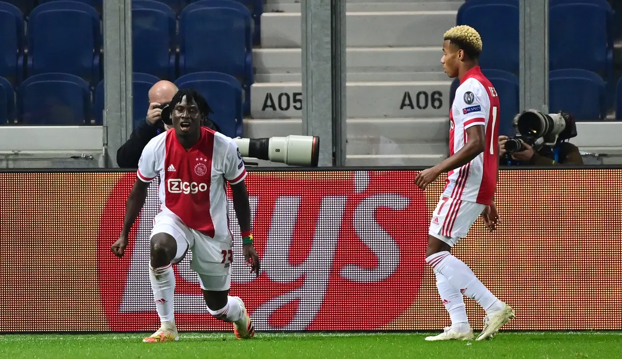 Pemain Ajax, Lassina Traore (kiri) berselebrasi usai mencetak gol ke gawang Atalanta pada pertandingan grup D Liga Champions di Stadion Gewiss di Bergamo, Italia, Selasa (27/10/2020). Atalanta bermain imbang 2-2 atas Ajax. (AFP/Miguel Medina)