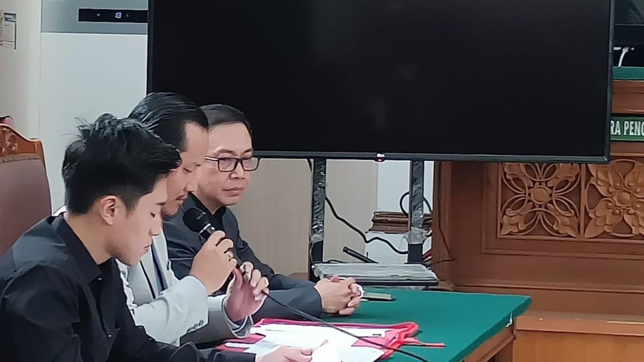 Hakim Tolak Praperadilan Aiman Witjaksono, Tegaskan Penyitaan Handphone dan Akun Medsos Sah