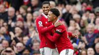 Pemain Manchester United, Marcus Rashford merayakan gol bersama Jadon Sancho setelah mencetak gol ke gawang Leicester City pada laga Liga Inggris di Stadion Old Trafford, Minggu (19/2/2023). Kemenangan ini membuat MU mengumpulkan 49 poin atau hanya tertinggal tiga angka dari Man City yang ada di peringkat ke-2. (AP Photo/Dave Thompson)
