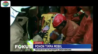 Evakuasi yang dilakukan sempat mengalami kesulitan karena posisi korban yang terjepit atap mobil sehingga petugas menggunakan alat pemotong besi.