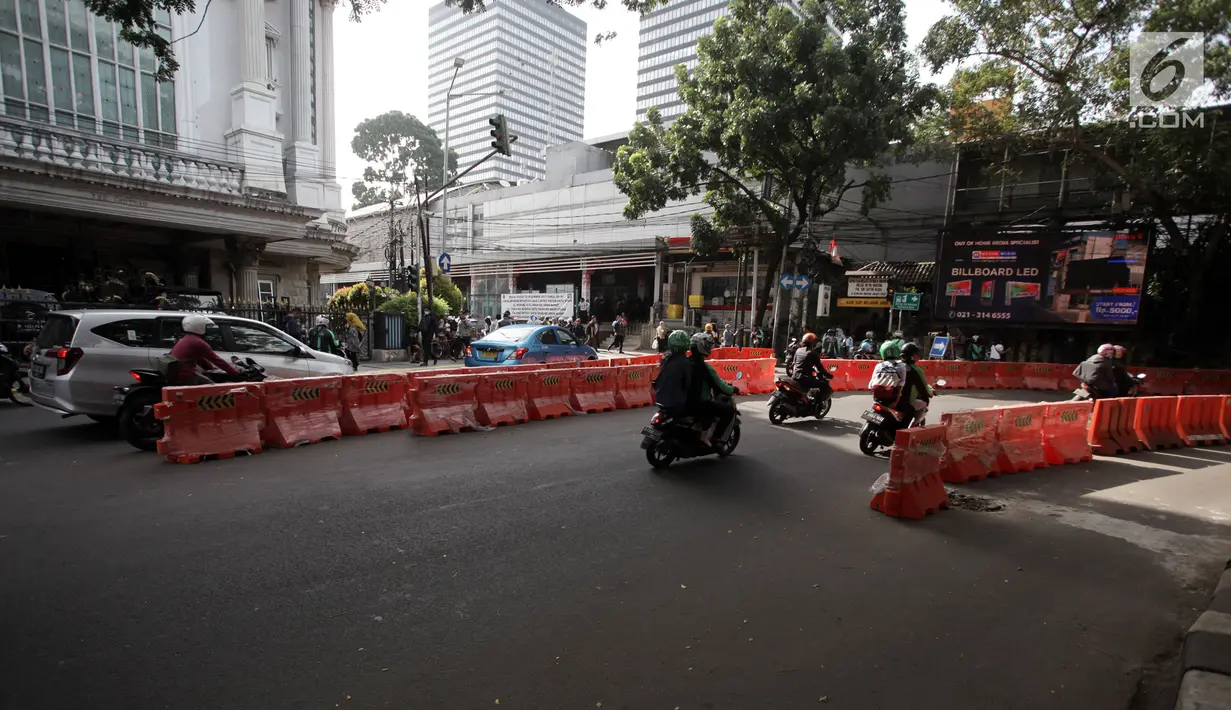 Kendaraan melintas di Jalan Blora, kawasan Stasiun Sudirman, Jakarta, yang sedang dilakukan uji coba rekayasa lalu lintas, Selasa (9/1). Rekayasa lalu lintas ini terkait uji coba pengoperasian kereta Bandara Soekarno-Hatta. (Liputan6.com/Arya Manggala)
