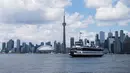 Sebuah kapal feri terlihat di antara Terminal Feri Jack Layton dan Center Island di Danau Ontario di Toronto, Kanada (27/6/2020). Layanan kapal feri menuju Kepulauan Toronto kembali dibuka untuk umum mulai Sabtu (27/6). (Xinhua/Zou Zheng)