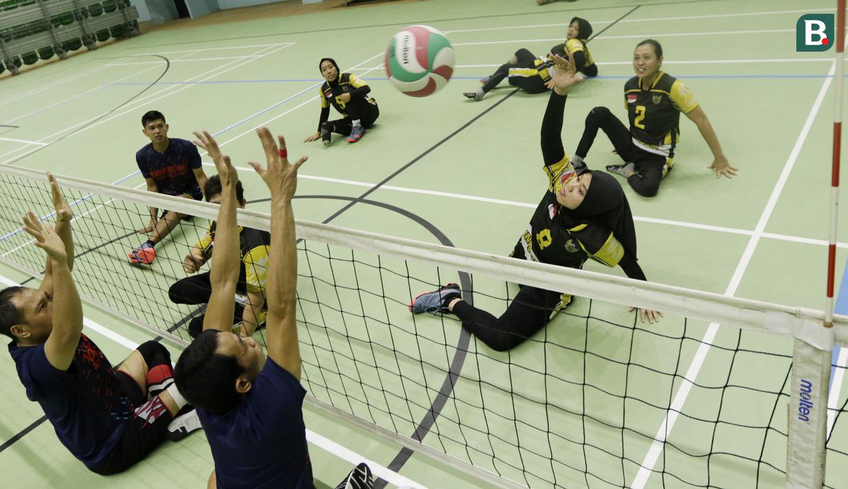 Atlet bola voli duduk Indonesia saat berlatih di Gelora Bung Karno Arena, Jakarta, Kamis (27/9/2018). Latihan tersebut untuk persiapan jelang Asian Para Games 2018. (Bola.com/M Iqbal Ichsan)