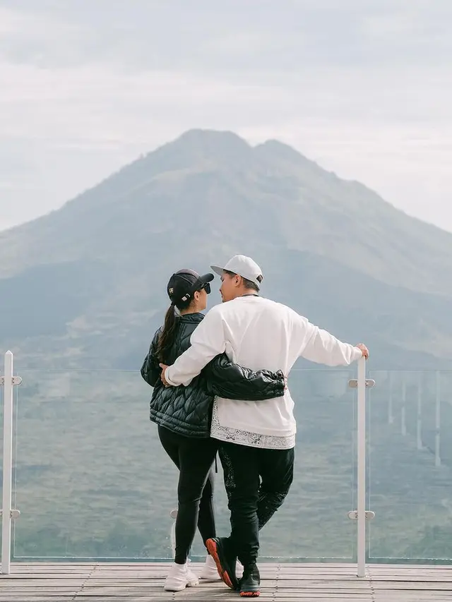 Potret mesra Glenn Alinskie dan Chelsea Olivia. (Foto: Instagram/glennalinskie)