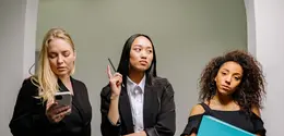 Power dressing bisa menjadi cara sederhana untuk membangun mood dan membuat diri terasa lebih siap menjalani aktivitas. (Foto/Dok: Pexels)