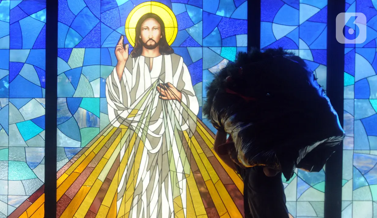Umat Katolik membawa pohon yang akan dijadikan ornamen dekorasi Natal di Gereja Santo Barnabas, Tangerang Selatan, Banten, Kamis (23/12/2021). Sejumlah gereja di Indonesia mulai melakukan persiapan dan pemasangan dekorasi untuk menyambut misa dan perayaan Natal 2021. (merdeka.com/Arie Basuki)