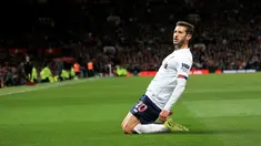 Gelandang Liverpool Adam Lallana melakukan selebrasi usai mencetak gol ke gawang Manchester United (MU) pada pertandingan Liga Inggris di Stadion Old Trafford, Manchester, Inggris, Minggu (20/10/2019). Gol Lallana menyelamatkan Liverpool dari kekalahan dengan hasil akhir 1-1. (AP Photo/Jon Super)